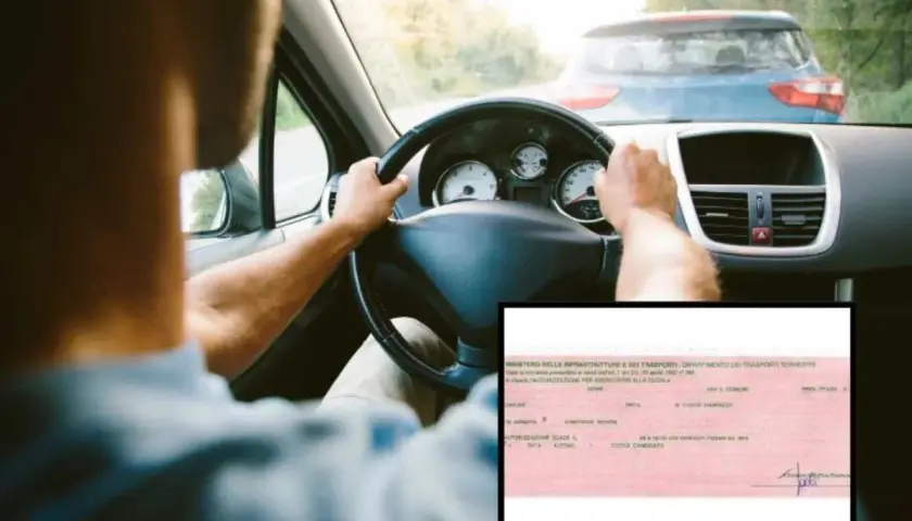 Mani sul volante, un uomo guida mentre un'auto blu lo segue. In basso, un documento rosa con testo italiano, che indica quale licenza è necessaria per guidare.