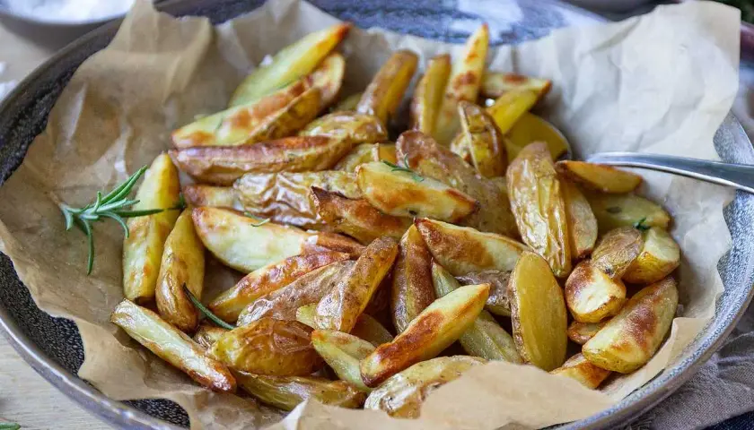 Krispiga klyftpotatis i airfryer, perfekt tillbehör med rosmarin.