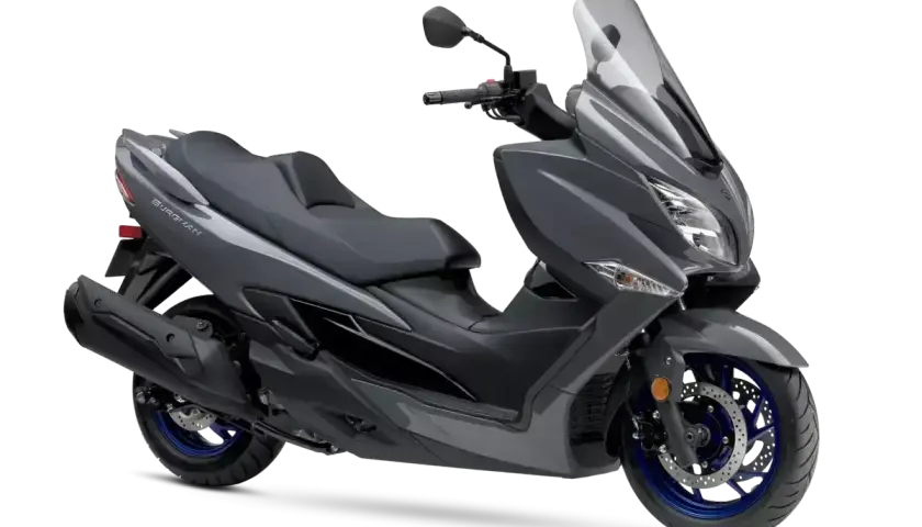 Szary skuter Suzuki Burgman 400, idealny do miasta. Zastanawiasz się nad jego spalaniem?