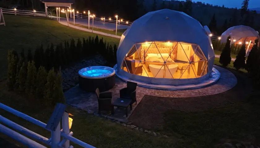 Luksusowe spanie pod namiotem w kopule z wanną i jacuzzi. Romantyczny wieczór w otoczeniu natury.