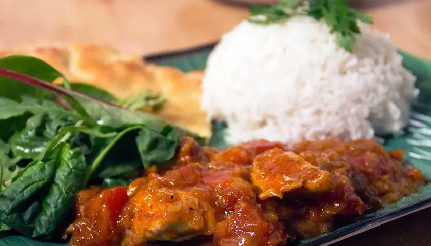En smakrik chicken karahi med ris, sallad och naanbröd. En härlig måltid!