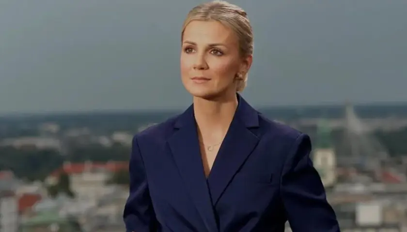 Joanna Dunikowska-Paź, znana z Wikipedii, w granatowej marynarce na tle miasta.