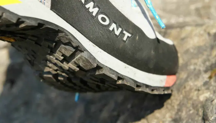 Detailaufnahme der Sohle eines Kletterschuhs mit starkem Profil. Perfekt für welche Schuhe Klettersteig?