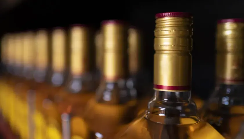 Ile alkoholu przez granicę? Limity UE i spoza uniknij mandatu!