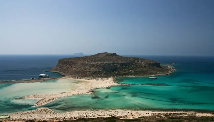 Traumhafte Lagune mit türkisfarbenem Wasser und Sandbänken, ein versteckter Schatz auf Kreta. Entdecken Sie die Geheimtipps!