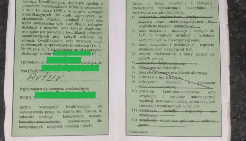 Posiadacz uprawnień SEP do 1kV, potwierdzonych dokumentem, spełnia wymagania do pracy przy instalacjach elektrycznych.