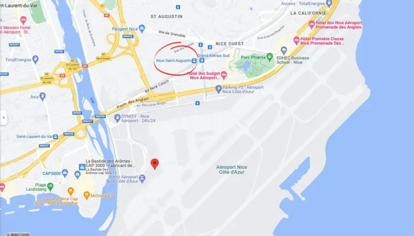 Mapa pokazuje lotnisko Nice Côte d'Azur, z zaznaczonymi hotelami i drogami dojazdowymi.