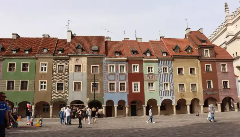 Kolorowe kamieniczki na Starym Rynku w Poznaniu. Idealne miejsce, by zobaczyć, co Poznań ma do zaoferowania.