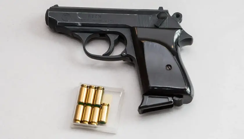 Pistolet z magazynkiem i kilkoma nabojami. W magazynku widać pociski typu hollow point, gotowe do użycia.