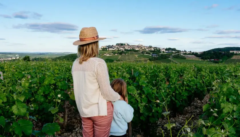 Vue d'un domaine viticole Sancerre, une femme et un enfant contemplent le village perché.
