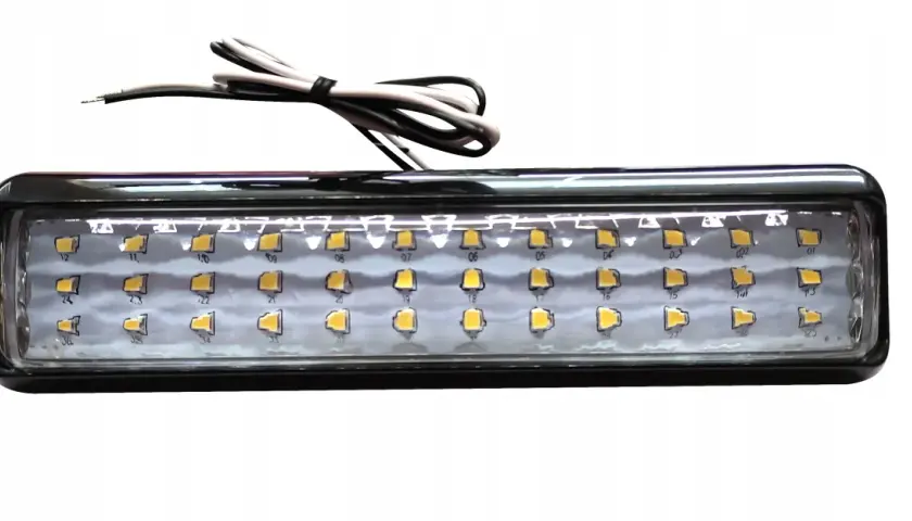 Długa lampa z wieloma żółtymi diodami LED, idealna jako lampy LED do kabin lakierniczych.
