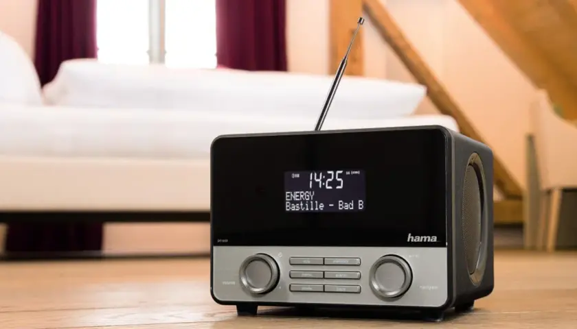 Nowoczesne radio DAB Hama, grające "Bastille - Bad B" na stacji ENERGY. To radio dab, co to za technologia?