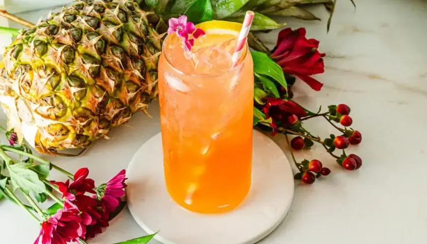 Orzeźwiający drink z ananasem i kwiatami. Idealny przepis na Pina Colada na upalne dni.