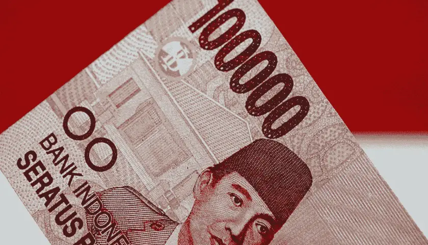Portret Sukarno na banknocie 100 000 rupii, idealna waluta na bal.
