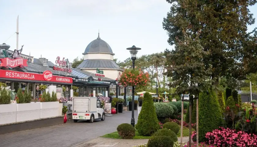 Urokliwe międzyzdroje atrakcje: restauracje, kawiarnie i zadbane zielone tereny tworzą przyjazną atmosferę.