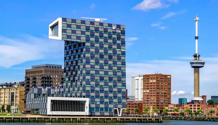 Nowoczesne budynki i wieża telewizyjna nad wodą. Tak wygląda Rotterdam, miasto pełne innowacyjnej architektury.