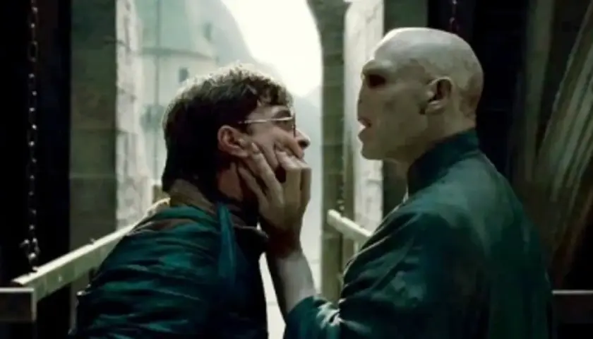 Harry Potter i insygnia śmierci: Voldemort trzyma twarz Harry'ego, grożąc mu.