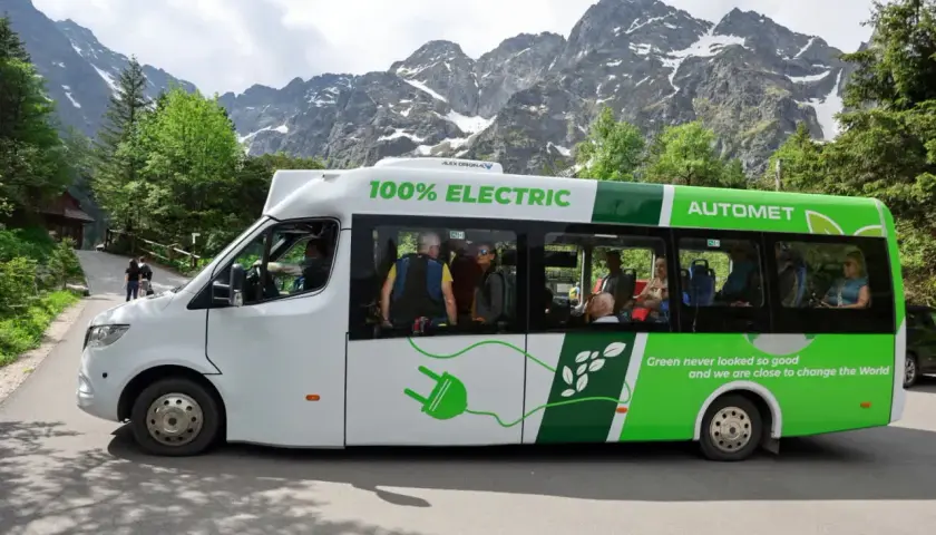 Elektryczny bus Automet w drodze do Morskiego Oka. Sprawdź cennik meleksy i wybierz ekologiczny transport.