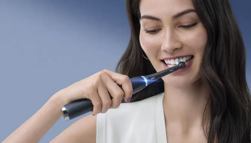 Szczoteczka soniczna: co to jest i dlaczego dentyści ją polecają?