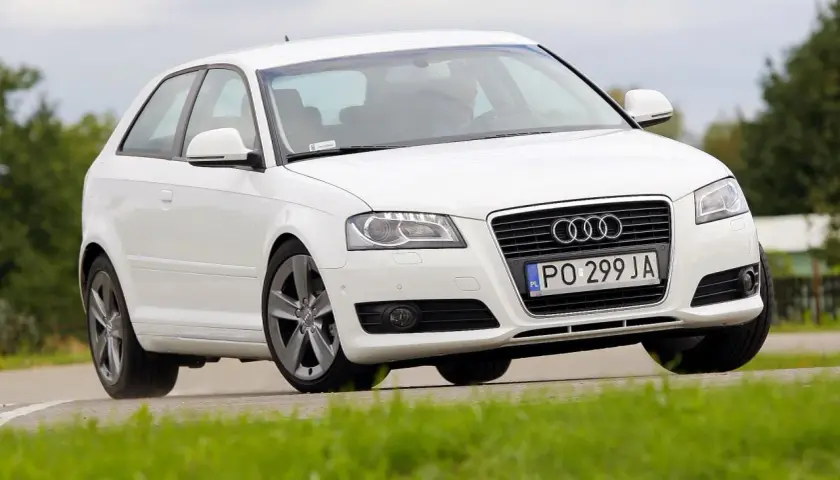 Białe Audi A3 8P na zakręcie. Sprawdź rozmiar opon dla tego modelu.