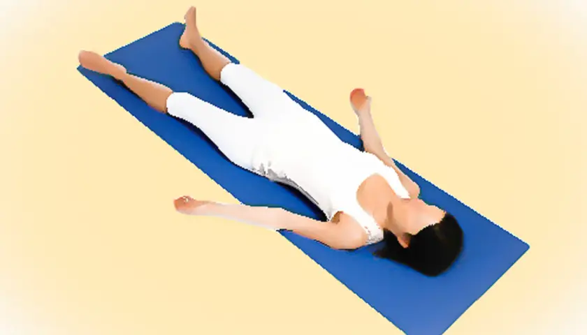 Donna in posizione supina su tappetino blu, braccia e gambe leggermente divaricate. Esercizio di rilassamento.