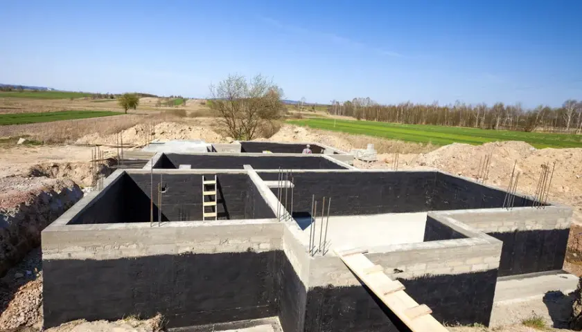 Dom na słupach fundamentowych: Innowacyjne rozwiązanie budowlane
