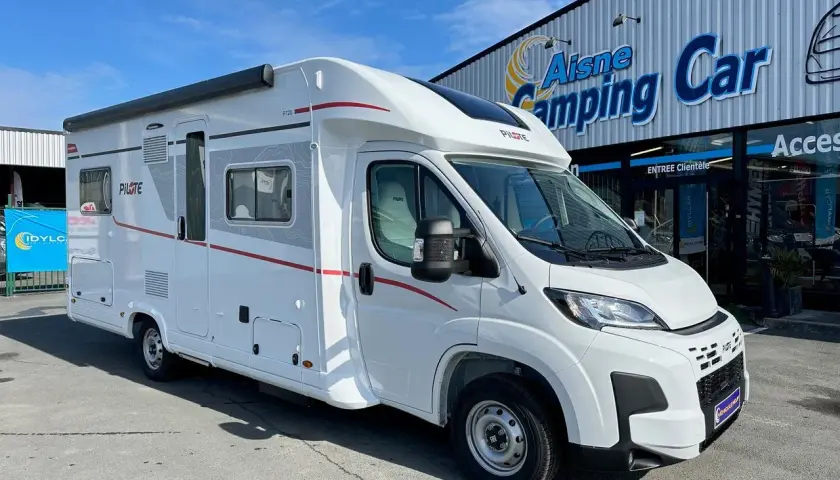 Camping-car Pilote P720 blanc, prêt pour l'aventure. Fiche technique disponible chez Aisne Camping Car.