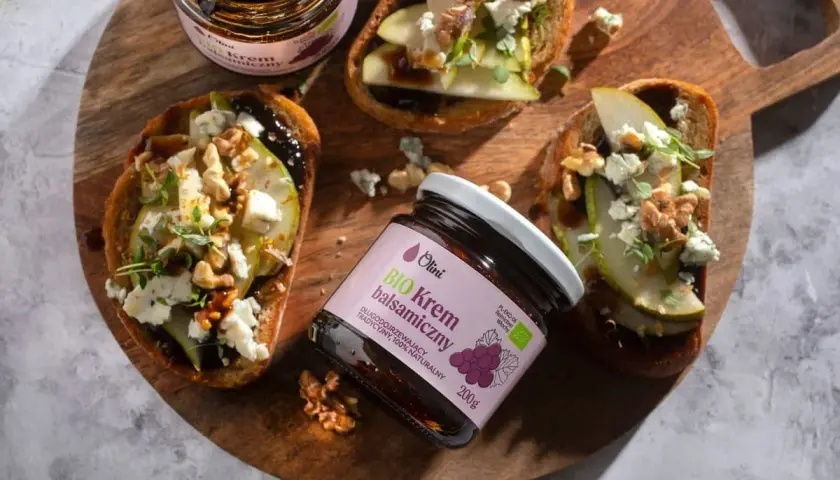 Krem balsamiczny Olini na grzankach z gruszką, serem i orzechami. Idealny dodatek do wykwintnych przekąsek.