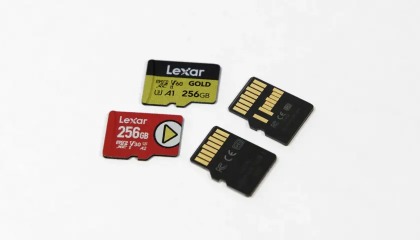 Dwie karty pamięci Lexar 256GB, jedna żółta V60, druga czerwona V30. Idealne, by wybrać, jaka karta pamięci do wideorejestratora będzie najlepsza.