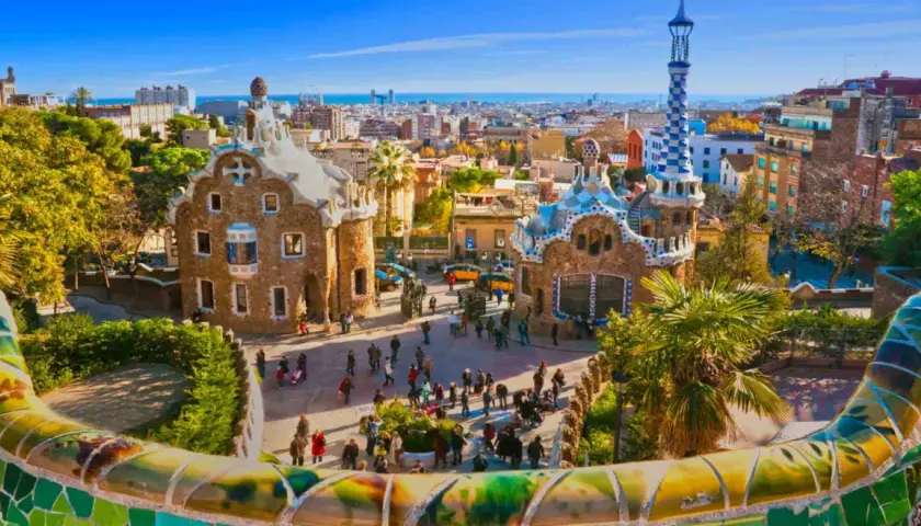 El Park Güell de Barcelona, un lugar mágico que parece sacado de un cuento. Imagina llegar en tren desde Pamplona y encontrarte con esta maravilla.