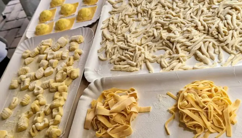 Assortiment de pâtes fraîches faites maison : raviolis, gnocchis, trofie et tagliatelles. Une recette pâte fraîche chef italien à découvrir.