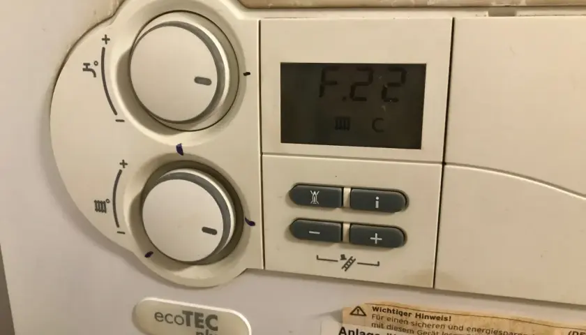 Vaillant piec gazowy dwufunkcyjny ecotec plus nie grzeje wody. Na wyświetlaczu kod F.22.