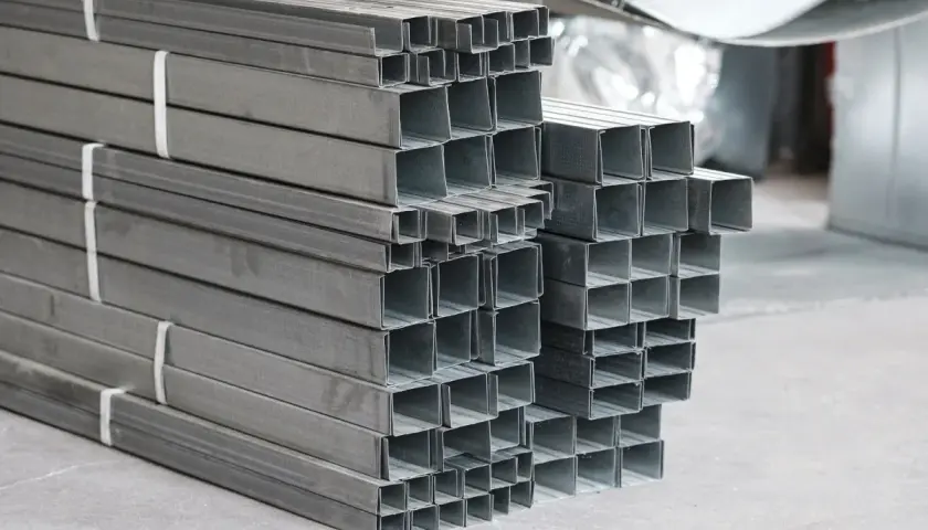 Stosy profili aluminiowych, różne rodzaje profili aluminiowych gotowe do użycia w budownictwie.