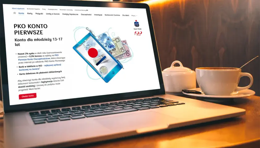 Na ekranie laptopa widoczna jest strona PKO BP z ofertą "PKO Konto Pierwsze" dla młodzieży. Dowiedz się, jak aktywować kartę w PKO, by korzystać z bankowości mobilnej.