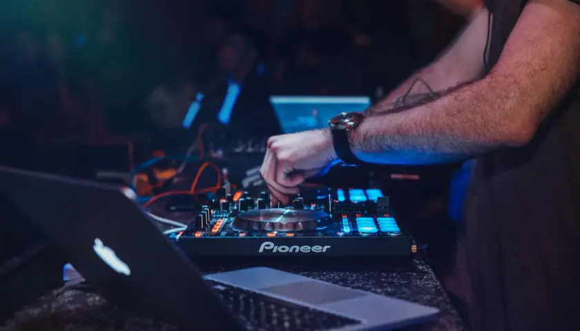 DJ w Polsce: Zarobki od 200 do 35 000 zł. Czy to się opłaca?