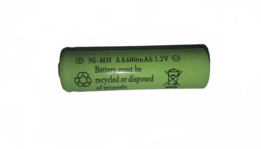 Zielona bateria AA Ni-MH 1.2V 600mAh, idealna do lamp solarnych. Pamiętaj o prawidłowej utylizacji.