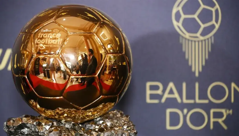 Złota Piłka, symbol triumfu w futbolu, lśni na tle logo gali. Czekamy na informację, o której gala Złotej Piłki.