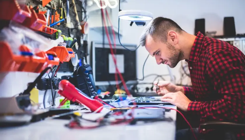 Elektryk: Dobry Zawód? Zarobki, Przyszłość i Jak Zacząć