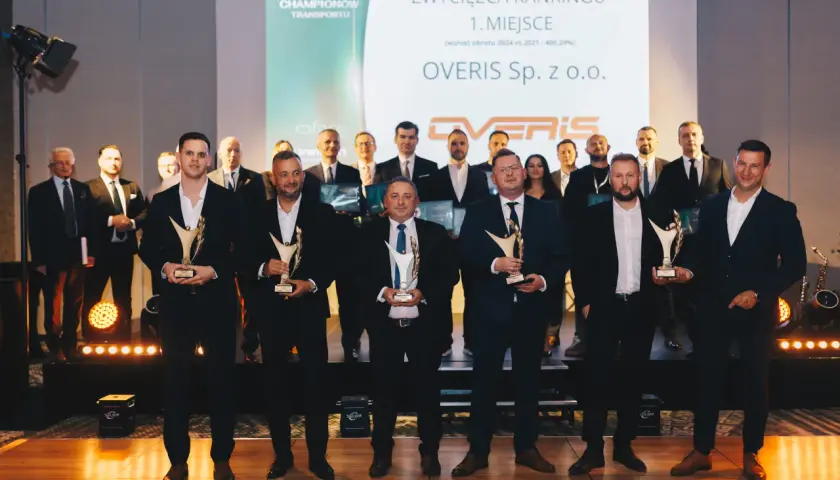 OVERIS Sp. z o.o. zdobywa 1. miejsce w rankingu najlepszych firm spedycyjnych w Polsce. Zespół świętuje sukces na gali.