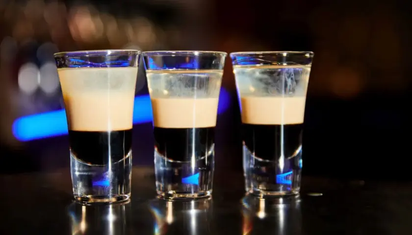 Trzy warstwowe shoty, idealne na szybki domowy likier kawowy typu Kahlua w 15 minut.