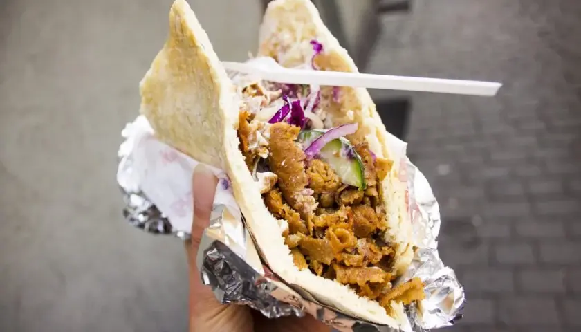 Kebab: Co to jest? Historia, składniki i sekrety popularności w Polsce
