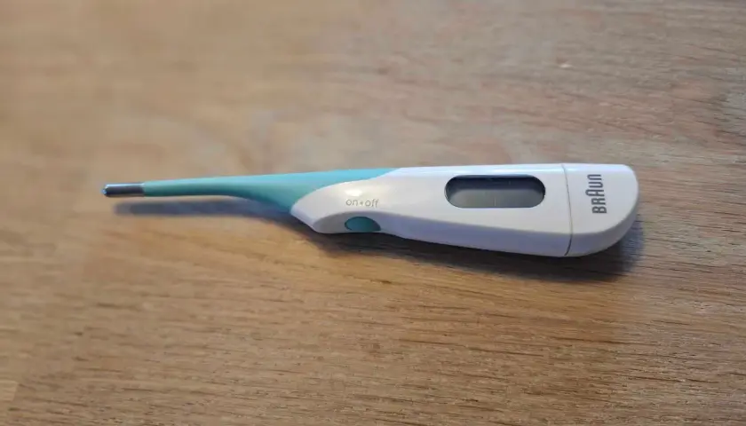 En Braun örontermometer, bäst i test, ligger på en träyta.