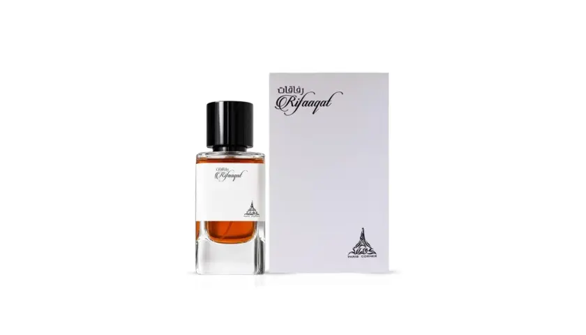 Elegancka butelka perfum Rिफaaqat z czarną nakrętką i pudełkiem z motywem Wieży Eiffla, sugerującym paryski urok.