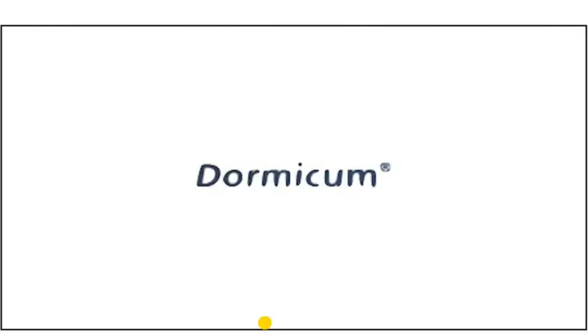 Napis "Dormicum" z małą żółtą kropką poniżej. Dormicum to nazwa handlowa leku zawierającego midazolam.