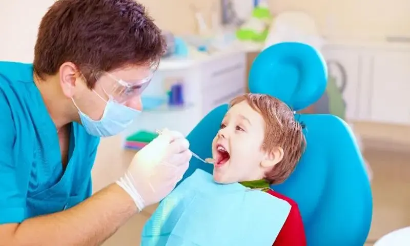 Kiedy pierwsza wizyta u dentysty? Kluczowe informacje dla rodziców