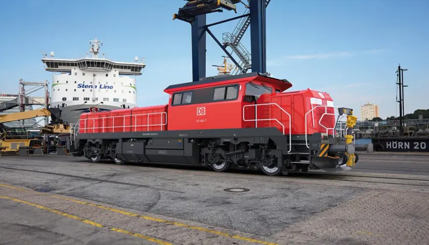 Nowe lokomotywy spalinowe DB gotowe do pracy w porcie. W tle statek Stena Line i dźwig portowy.
