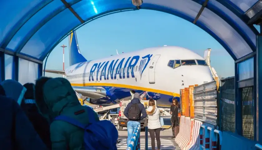 Pasażerowie wsiadają do samolotu Ryanair na lotnisku Rzym Ciampino.