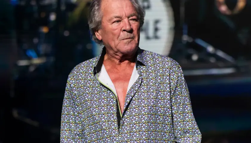 Ian Gillan, legendarny deep purple wokalista, w kolorowej koszuli na scenie.