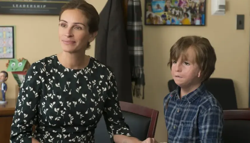 Julia Roberts i Noah Jupe jako cudowny chłopak obsada, siedzą obok siebie, trzymając się za ręce.
