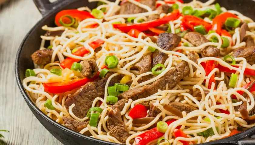 Chow mein: Z czym podawać, by smakował jak z restauracji?